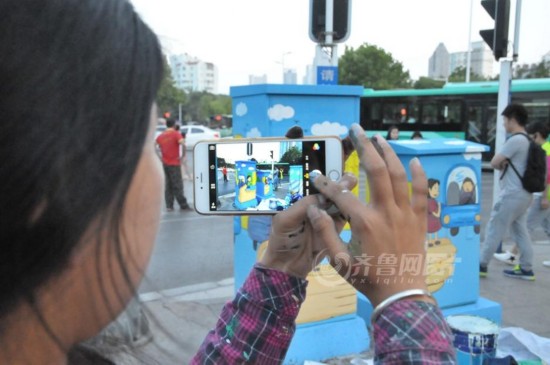 90后藝術生街頭作畫 為山東黃島垃圾箱披炫彩外衣